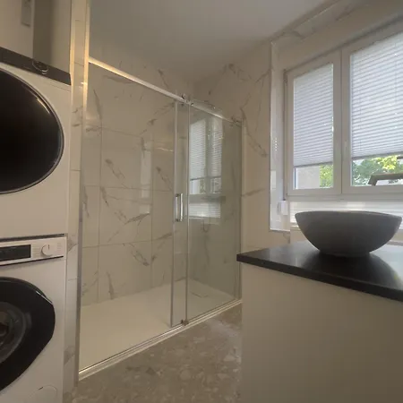 Modernes Mit 2 Schlafzimmern Und Kueche *